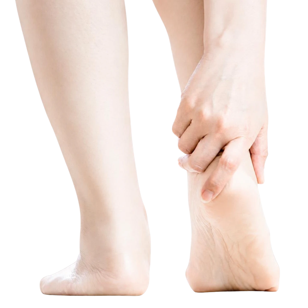 아킬레스건염 사진 — 뒤에서 본 두 다리 가운데 한쪽 발뒤꿈치 위 아킬레스건 자리를 손으로 감싸 쥐고 있는 모습