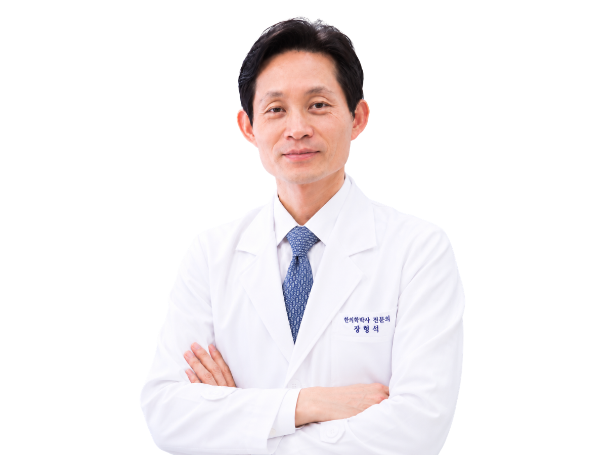 흰 가운을 입고 팔짱을 낀 장형석 대표원장