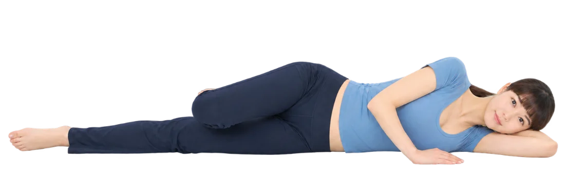 옆으로 누워 위쪽 무릎을 옆으로 벌렸다가 아래쪽 다리 위로 교차시키는 동작 — 1단계